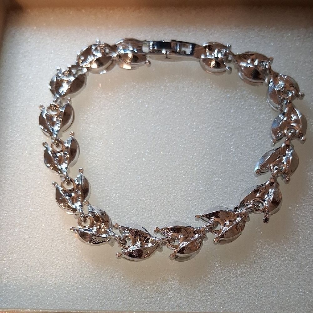 New Silver Tone Leaf Bracelet‎ With Rhinestones 7"